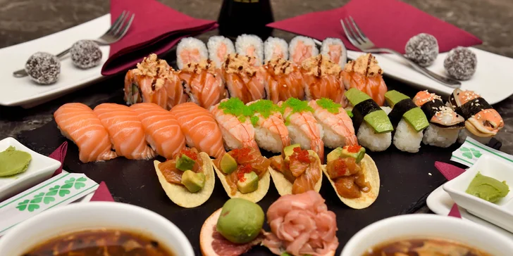 Sushi menu pre 2 osoby: 2× ostrokyslá polievka, sushi set (4× Shake sushi, 4× Ebi sushi s krevetovým kaviárom, 2× Avokádo sushi, 2× Kake sushi so sezamom, 6× Shake maki, 6× Kani maki s teriyaky omáčkou (sušene ryby), 4 ks lososovy šalát s avokádom, 2× wasabi, 2× zázvor), 4 ks kakaové guľôčky s kokosom 
