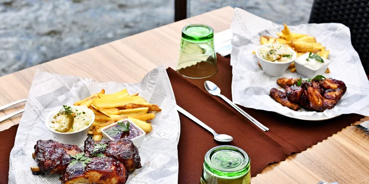 Pochutnáte si na pečených BBQ žebrech nebo pikantních kuřecích křídlech, domácích hranolcích s tatarkou a pikantním zelném salátu.