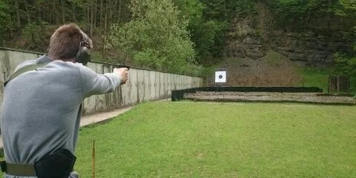 Střelba probíhá na střelnici u obce Vřesina.