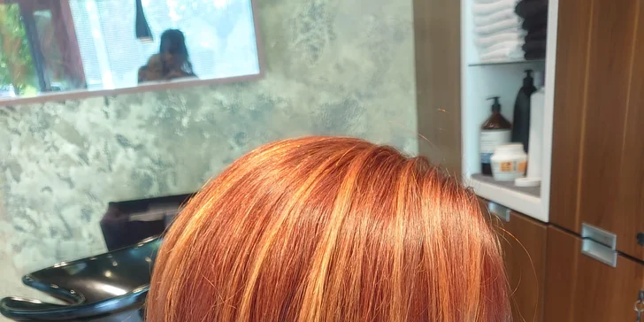Voucher je možné využít na mytí, regeneraci, střih, foukanou, styling, Curly Girl Method, barvení, přeliv nebo zesvětlení.