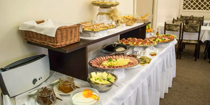 V restauraci a baru se podává tradiční česká i mezinárodní kuchyně. 