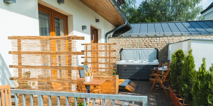 Na terase si u jacuzzi najdete i lehátka.