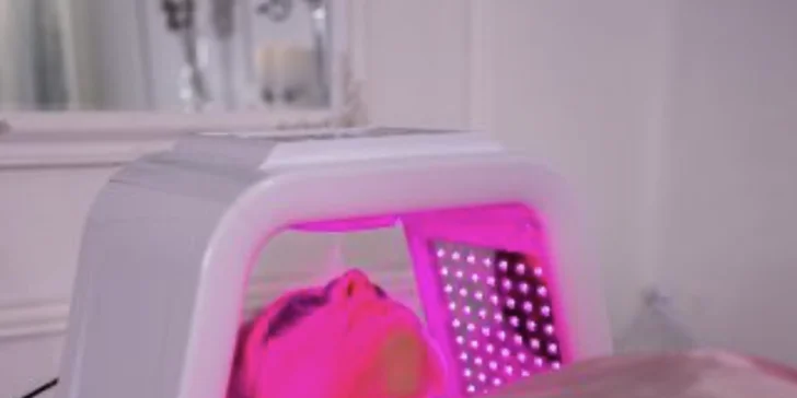 Užít si můžete i ošetření se světelnou terapií.