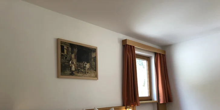 V místnosti nechybí psací stůl, satelitní TV, telefon a bezplatné připojení na Wi‑Fi.