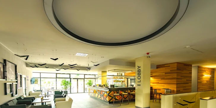 Počas dňa alebo po večeri si môžete posedieť v hotelovom Lobby bare s terasou a výhľadom na Tatry