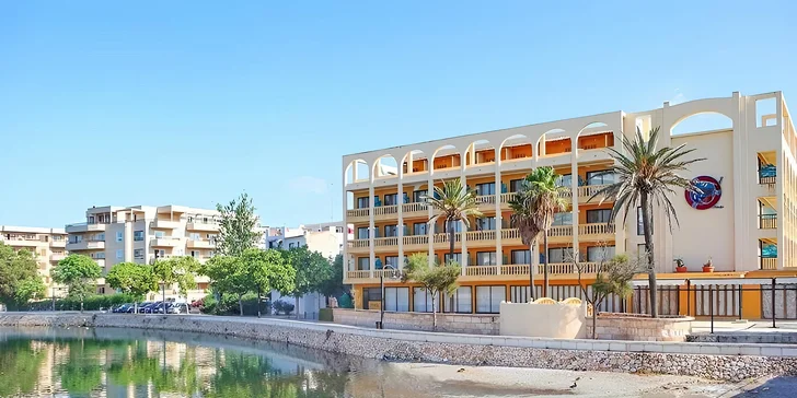 Hotel se nachází v centru střediska S"Illot, cca 50 metrů od pláže.