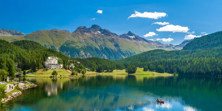 S CK Akord se svezete vlakem Bernina Express, který vás vezme přes průsmyk v nadmořské výšce 2250 m.
