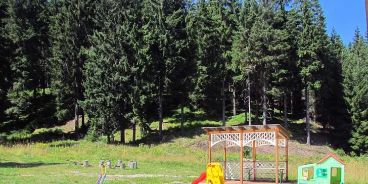 U hotelu je hřiště s pískovištěm a trampolínou. 