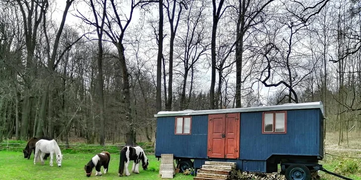 Udělejte si romantický výlet, nebo sem vezměte i rodinu – do maringotky se vejde až 5 osob. 