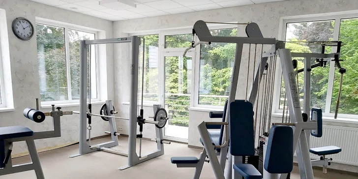 Aktivní hosté ocení i dobře vybavené fitness centrum s panoramatickým výhledem do zámeckého parku.