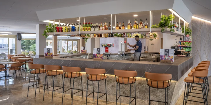 V hotelové restauraci si vychutnáte mezinárodní kuchyni i různé španělské speciality, ze kterých si vyberete podle chuti. 