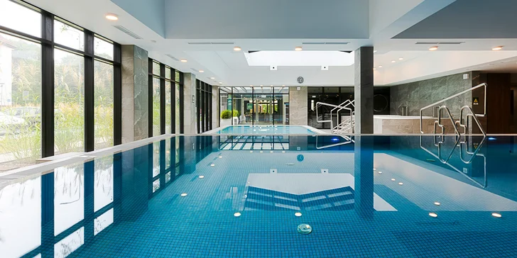 V partnerskom hoteli VacationClub máte voľný vstup do wellness, kde na vás čakajú dva bazény, sauna a jacuzzi.