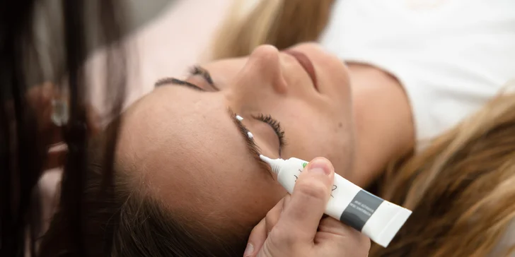 Pri laminácii sa chĺpky vyformujú do požadovaného tvaru a následne sa zafixujú pomocou gélu a neutralizačného krému