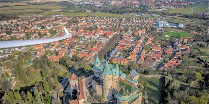 Trasa letu je individuálna. Čakajú na vás čarovné Bojnice, ale aj Strážovské vrchy či neskrotná Veľká Fatra
