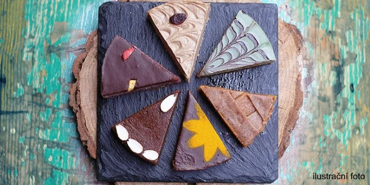 8 různých kousků raw dortu v jednom: ananas, brownies, vanilka i jahoda