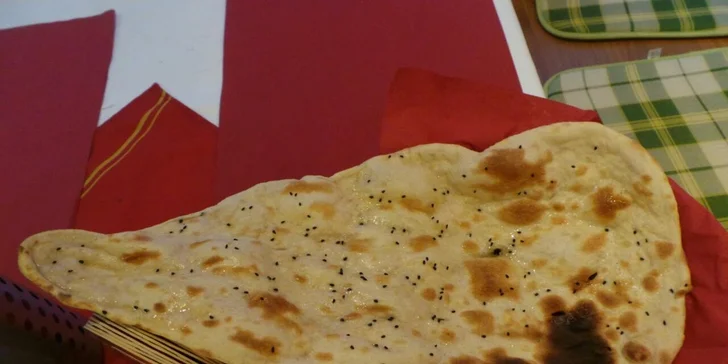 K omáčkám dostanete jako přílohu výtečný chléb naan.