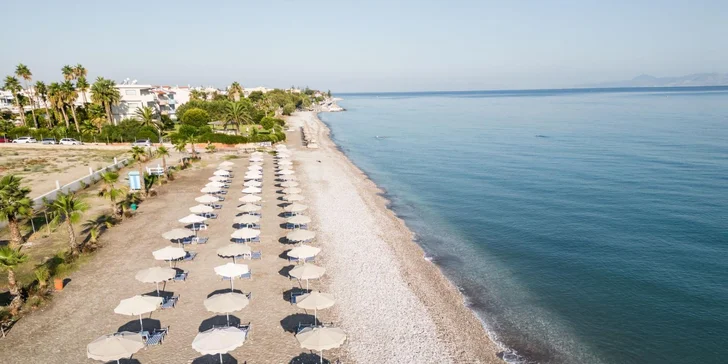 Oblázková pláž je jen 80 m od hotelu.