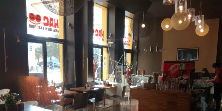 Restaurace je v Mostecké ulici blízko Pražského mostu. 