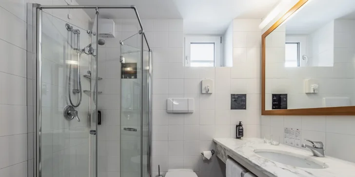 V kúpeľni nájdete župany a papuče, bidet, toaletu, vaňu alebo sprchu a fén.