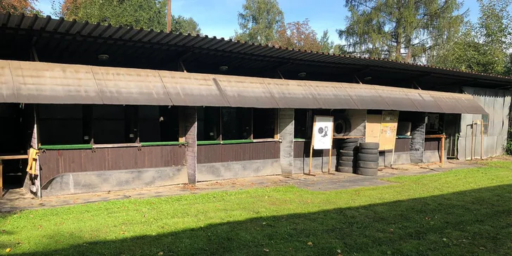Na střelnici Hliník si v přátelském prostředí vyzkoušíte různé druhy zbraní.