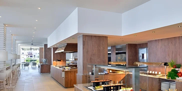Váš den začne i skončí bohatým bufetem v hlavní restauraci, kde si vyberete ze španělských specialit i mezinárodní klasiky. 