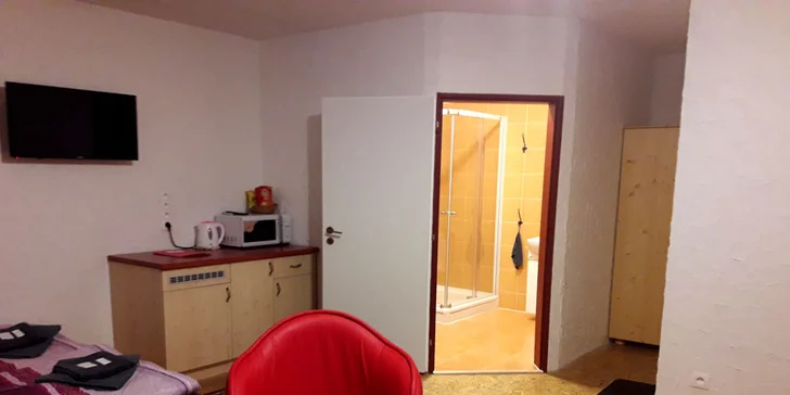 Na ranči Bučiska složíte hlavu v pokoji s vlastním sociálním zařízením, kuchyňkou s mikrovlnkou i TV.