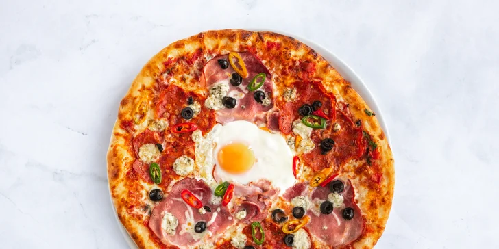 Diavola - extra pálivá
rajčata, mozzarella, šunka, pikantní salám, olivy, sušené feferony, gorgonzola, vejce