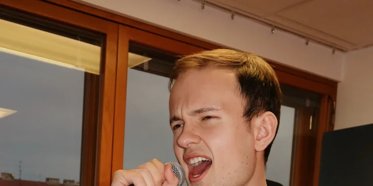 Můžete si vyzkoušet také pocit skutečné hvězdy při vystoupení na pravidelných koncertech, které škola pořádá.
