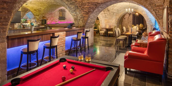 Nav­štívit můžete i Vinný bar Bohém, kde si užijete prostředí vinného sklípku s cihlovými klenbami, které je moderně zařízené.