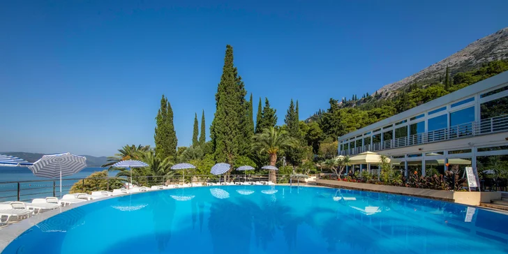 K relaxácii slúži vonkajší bazén s morskou vodou s rozlohou 108 m² s pool barom.