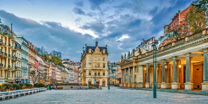 Hotel stojí přímo v historickém centru města naproti Mlýnské kolonádě, depandance je asi 300 metrů od něj. 
