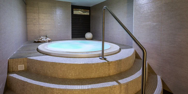 Ve wellness najdete saunu, vířivku a bazén. 