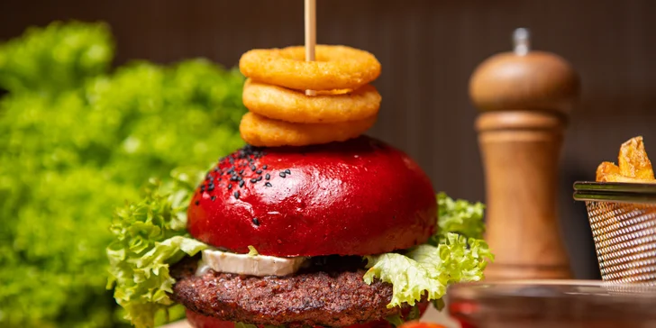300 g  Beefroot burger: Domáca žemľa z červenej repy, 70 % írske hovädzie mäso, 15 % quinoa, 15 % cvikla, kozí syr, rukola, lolo šalát, majonéza, BBQ