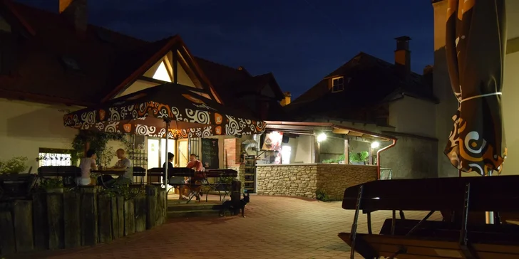 Venkovní koktejl bar láká k posezení i večer.
