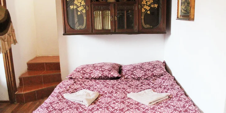 Na výběr máte dvoulůžkový pokoj nebo apartmán s přistýlkou.