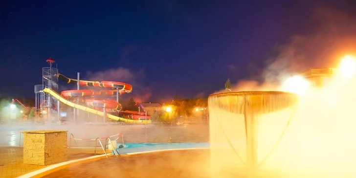 Najdete zde i venkovní bazény s geotermální vodou o teplotě 26 až 39 °C.