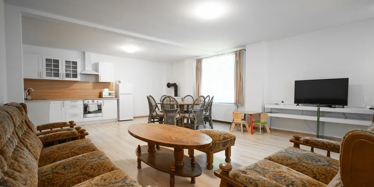 Velká pohovka poslouží jako přistýlka pro další hosty (apartmán Sunrise).