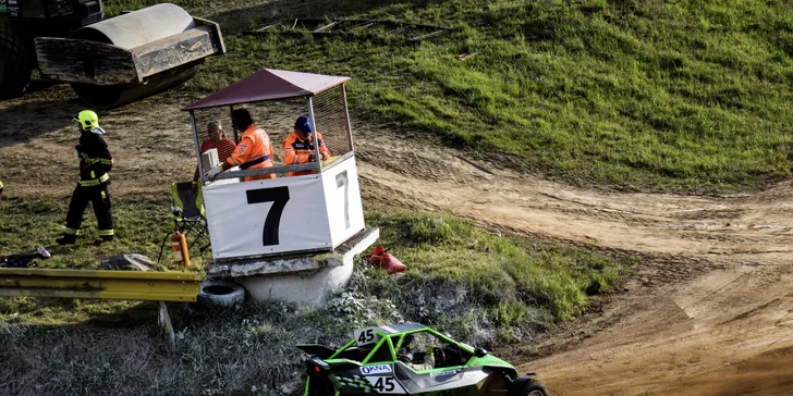Potom už usednete za volant a vystřelíte s buggy na trať!