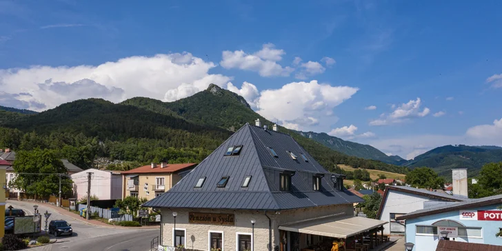 Penzión sa nachádza priamo v centre obce Muráň.