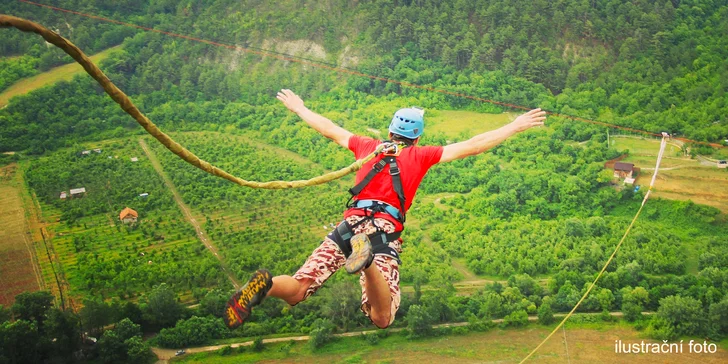 Až z výšky 120 metrů volným pádem: extrémní bungee jumping z jeřábu