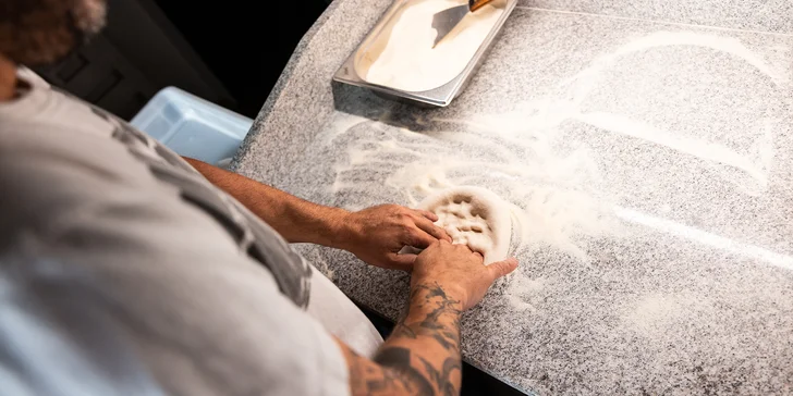 V luxusním interiéru si pochutnáte na pizze, která budete mít 32 cm a kterou si vyberete ze 4 druhů. 