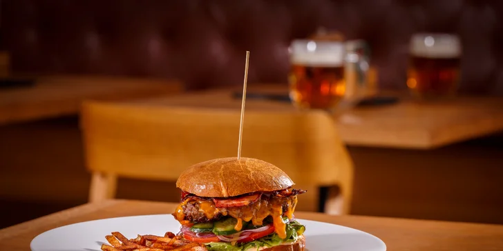 Sami si vyberete burger s hovězím, vepřovým nebo kuřecím masem. 