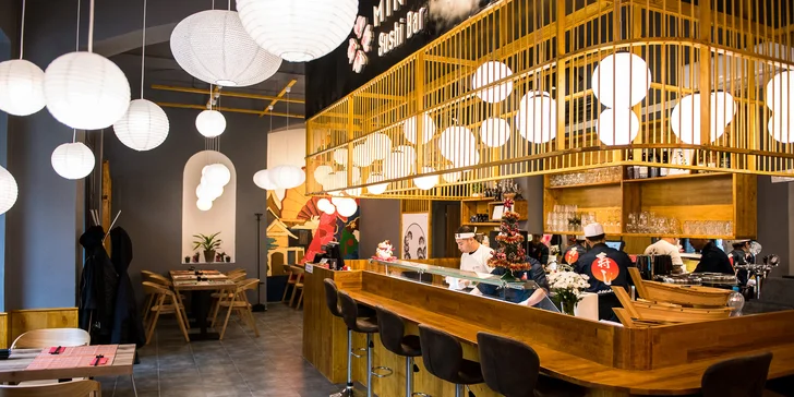 Jen pár kroků od zastávky MHD Újezd najdete sushi bar Minha.