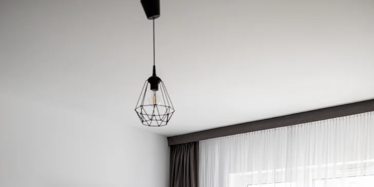 K dispozícii je TV, chladnička, trezor, kanvica, stôl, šatník.