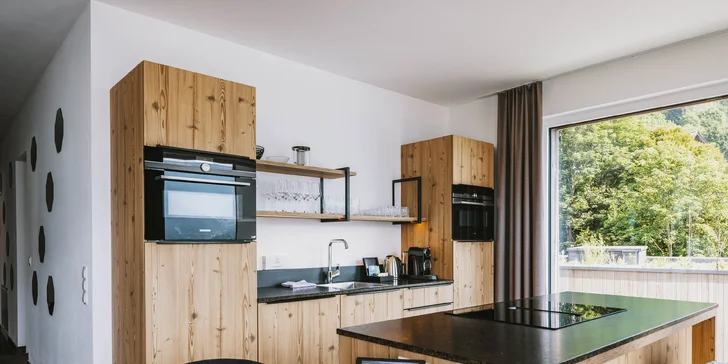 V apartmá najdete plnohodnotnou kuchyň i s jídelním stolem, troubou a mikrovlnkou. 