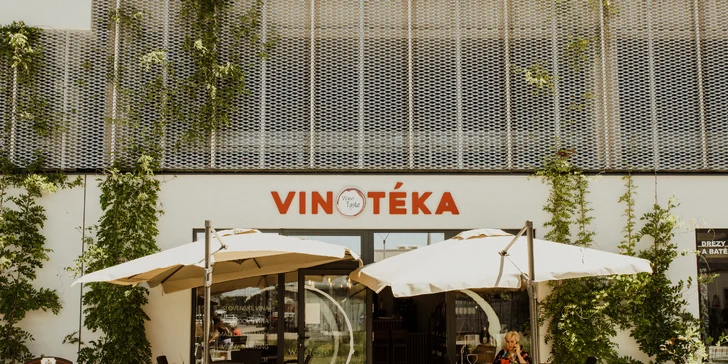 Vinotéka má aj príjemnú terasu, na ktorej môžete vychutnať dlhý letný večer so svojou láskou či kamarátmi. 