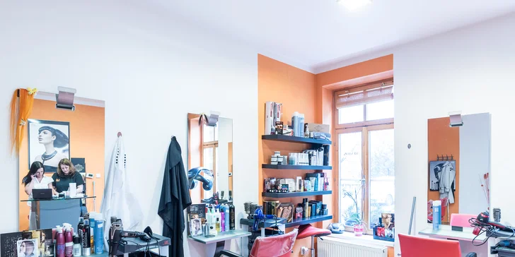 Také zde nabízí kosmetické služby, masáže a manikúru. 