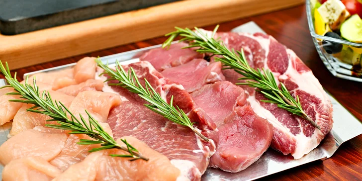 A stejnou pozornost si zaslouží i zdejší restaurace, do které se vydáte ochutnat skvělé maso upečené na lávových kamenech.