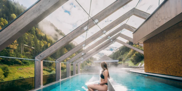 Užívať si budete vnútorné aj vonkajšie bazény. Vonkajší infinity pool je vyhrievaný a tým pádom celoročne prístupný.