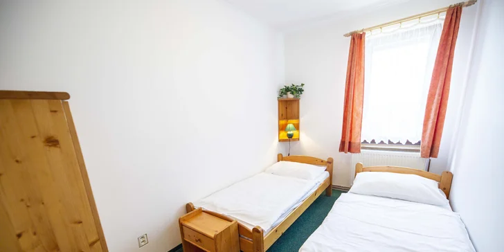 Vybrat si můžete z malých pokojů s odděleným i lůžky a pokojů standardních s lůžkem manželským.